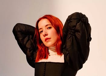 El nuevo álbum de Austra: synth pop político y espiritual para una era de exceso de ruido
