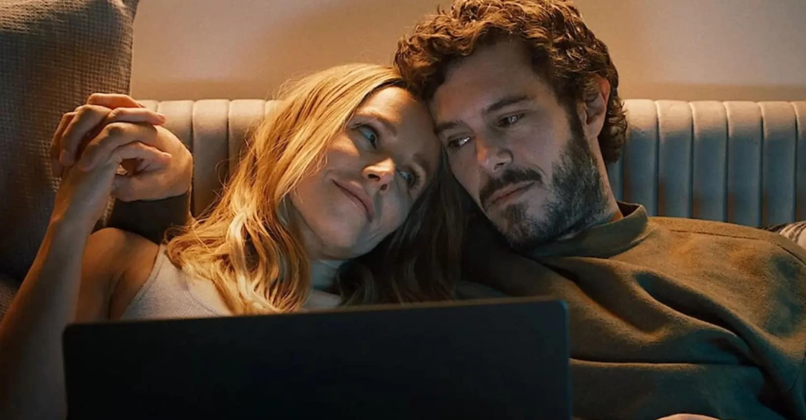 Imagen promocional de la segunda temporada de "Nadie quiere esto", mostrando a los protagonistas Kristen Bell y Adam Brody en una situación cómica y romántica.